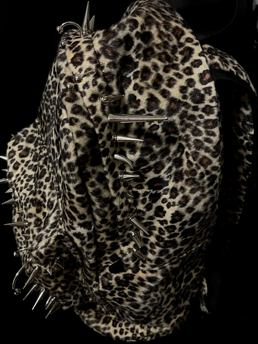 🐆🎒 Mochila Urbana con Estampado de Leopardo y Tachuelas ✨🖤.