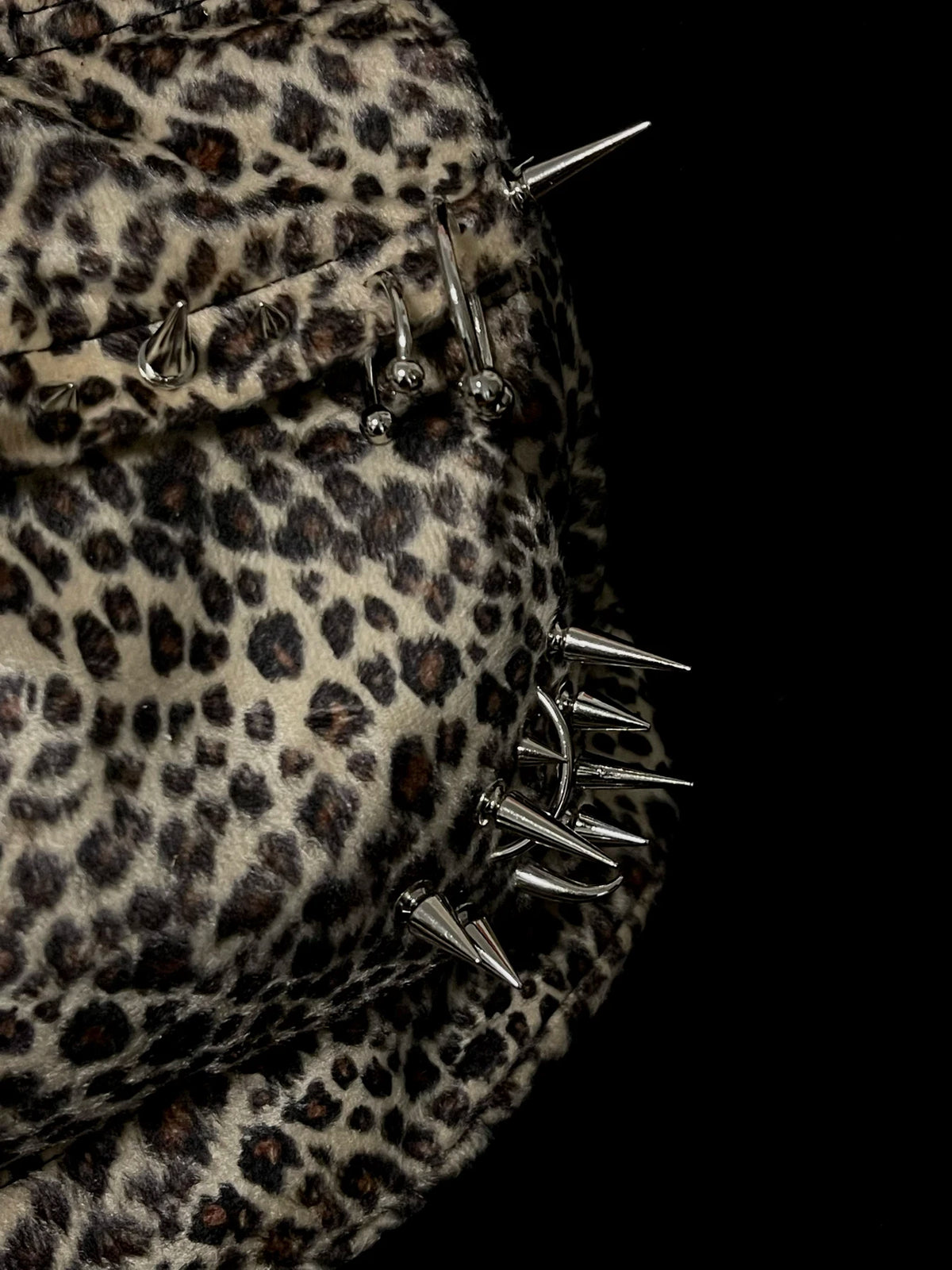 🐆🎒 Mochila Urbana con Estampado de Leopardo y Tachuelas ✨🖤.