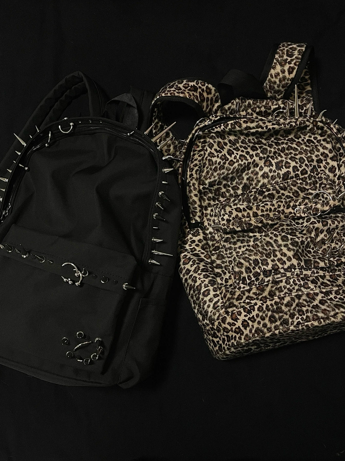 🐆🎒 Mochila Urbana con Estampado de Leopardo y Tachuelas ✨🖤.
