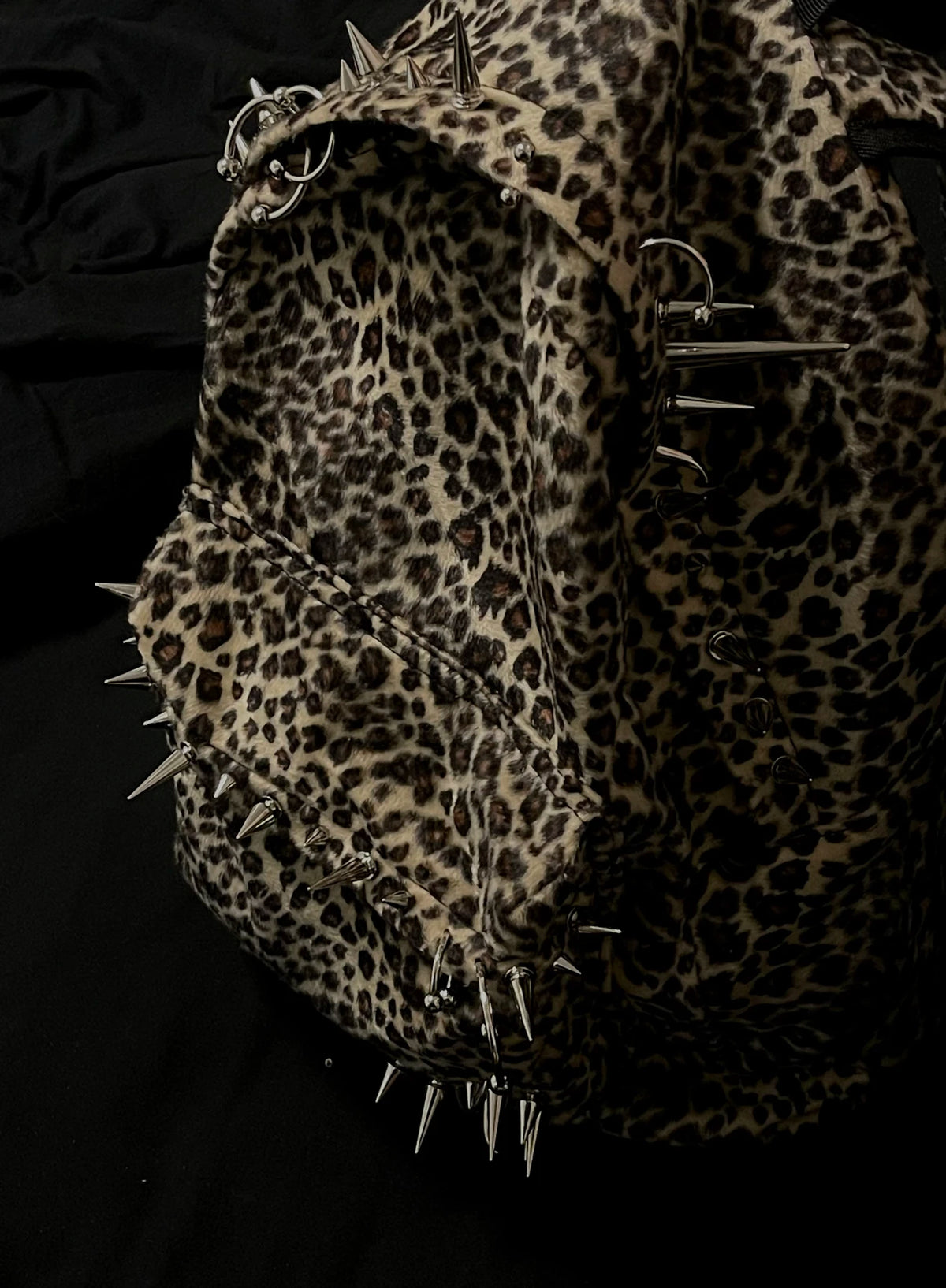🐆🎒 Mochila Urbana con Estampado de Leopardo y Tachuelas ✨🖤.