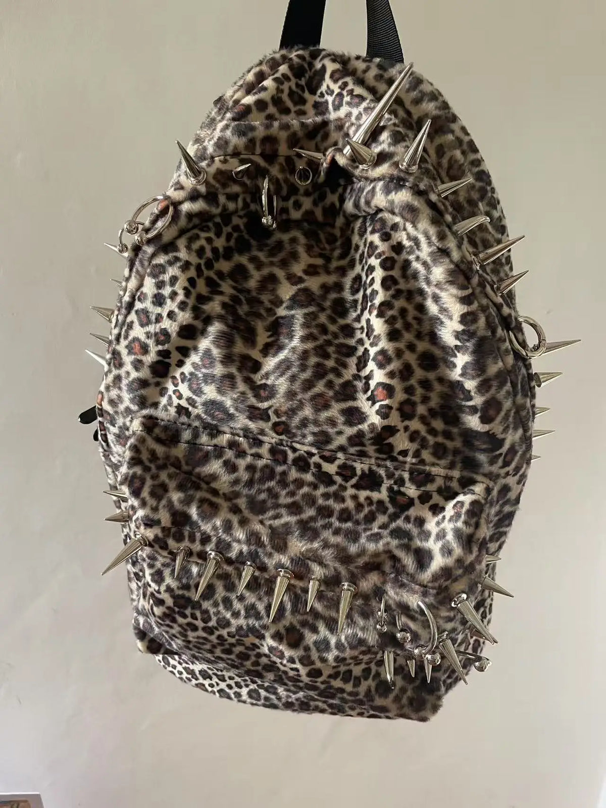 🐆🎒 Mochila Urbana con Estampado de Leopardo y Tachuelas ✨🖤.