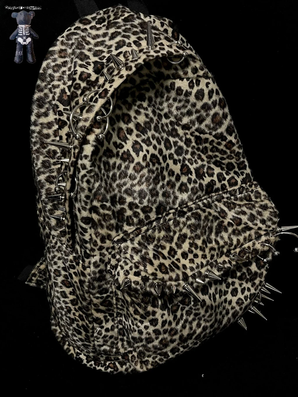🐆🎒 Mochila Urbana con Estampado de Leopardo y Tachuelas ✨🖤.