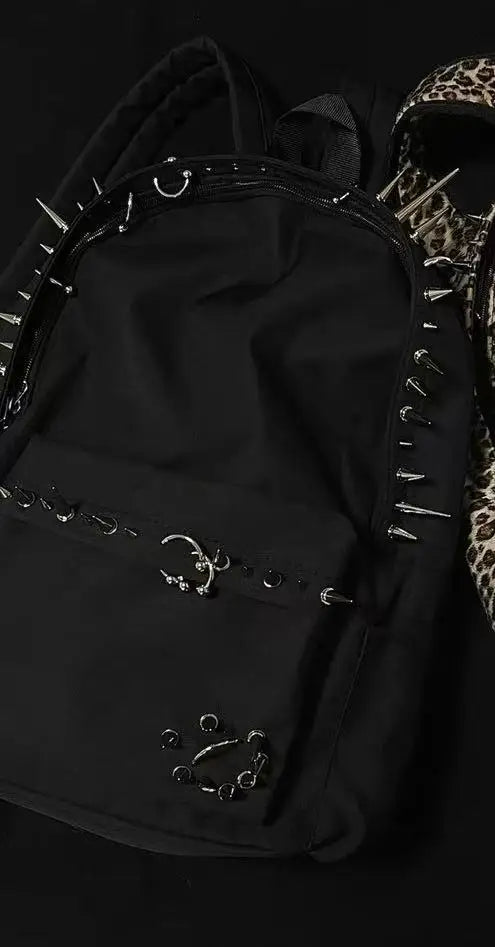 🐆🎒 Mochila Urbana con Estampado de Leopardo y Tachuelas ✨🖤.