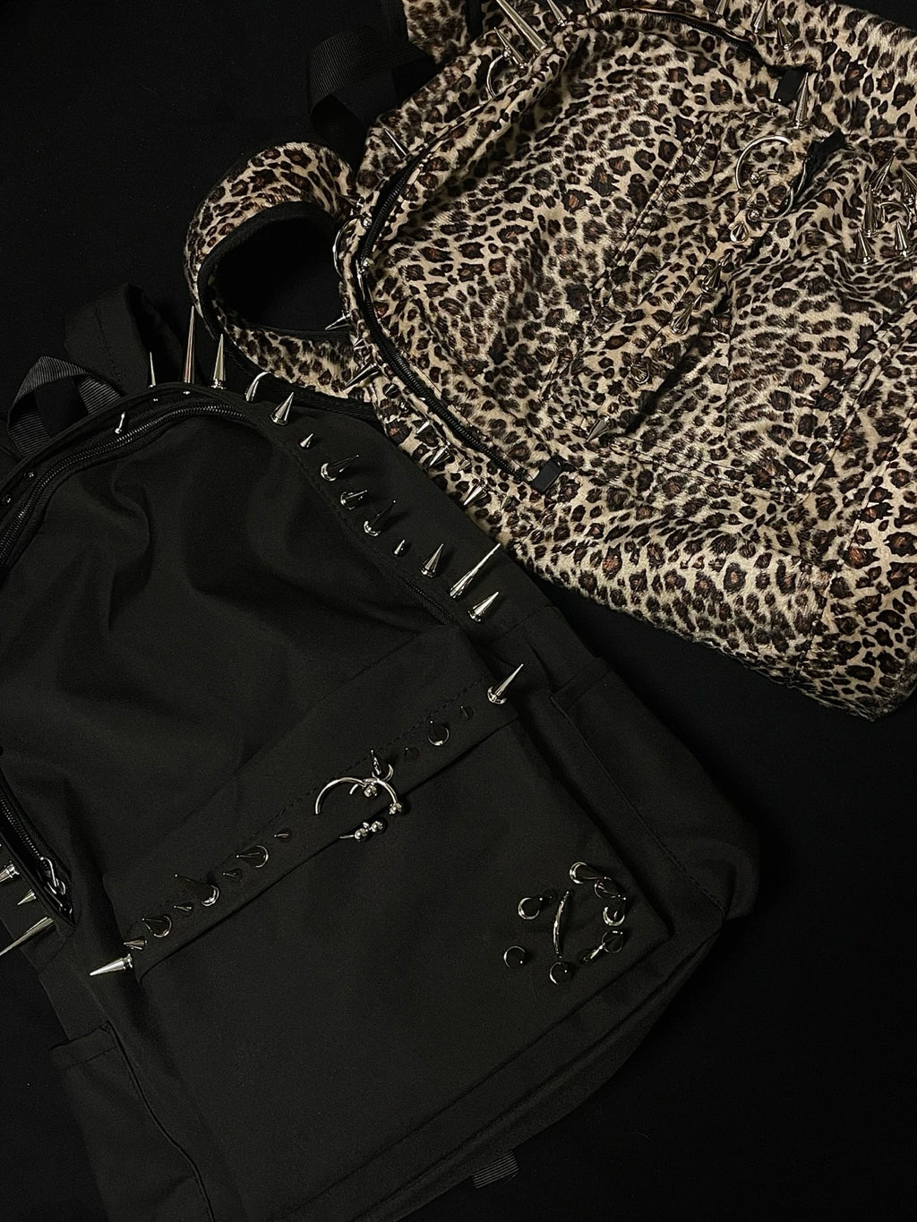 🐆🎒 Mochila Urbana con Estampado de Leopardo y Tachuelas ✨🖤.